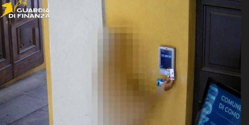 Furbetti del cartellino nel Comune di Como: shopping, visite private e pranzi in orario di lavoro e coi mezzi d’ufficio Como dipendenti comunali furbetti