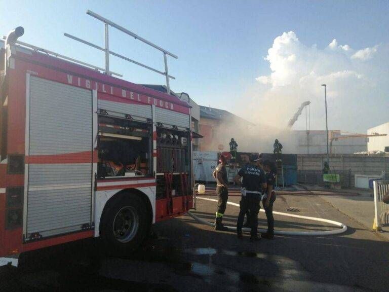 Incendio alla piattaforma ecologica di Limbiate, vigili del fuoco e Polizia locale sul posto Incendio piattaforma ecologica Limbiate