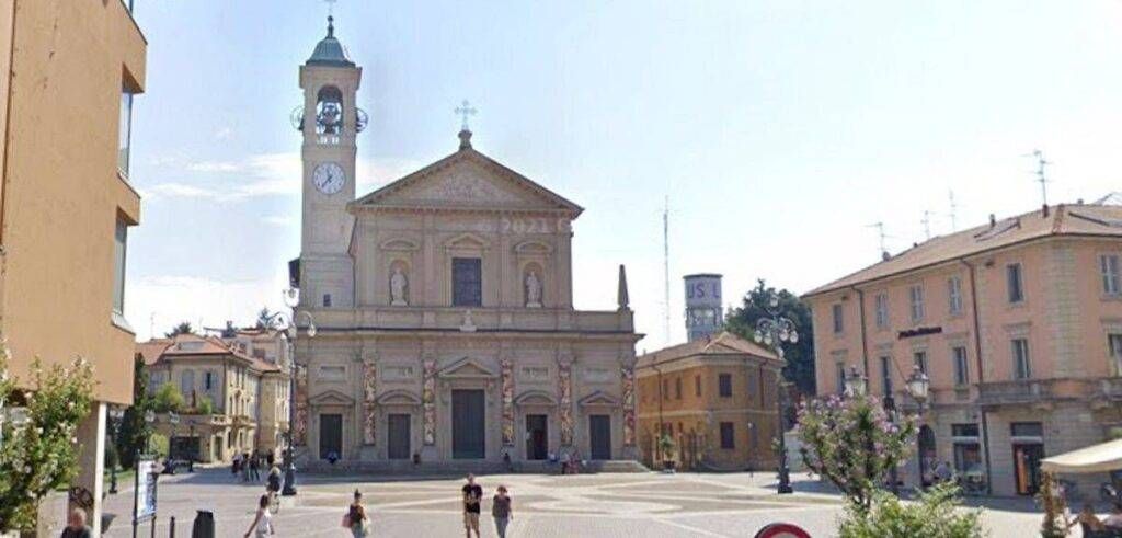 Saronno, scippata al tavolino del bar dopo la messa in Piazza Libertà Saronno furto in piazza Libertà