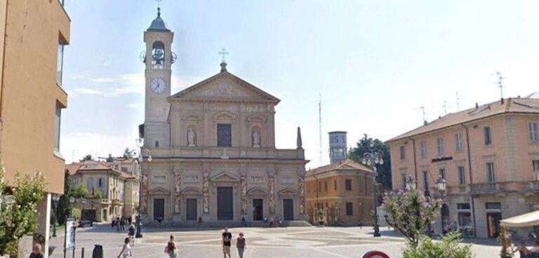 Saronno, scippata al tavolino del bar dopo la messa in Piazza Libertà Saronno furto in piazza Libertà