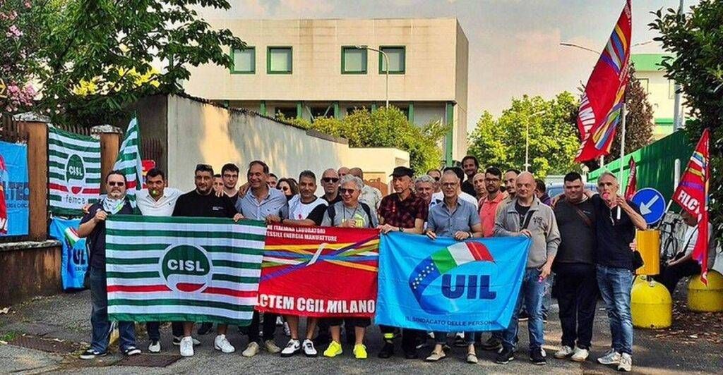 Caronno Pertusella, sciopero e presidio per la riduzione di personale alla Teva teva sciopero presidio caronno pertusella