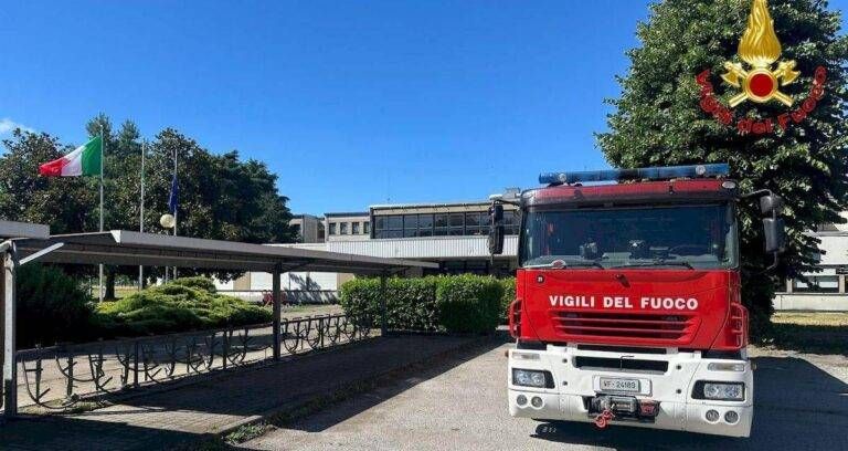 Maltempo nel Milanese, crollano i controsoffitti, 1300 studenti senza scuola Abbiategrasso scuola tetto