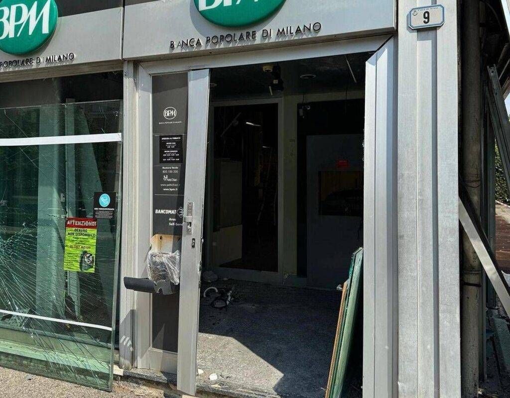 Assalto con esplosivo al Bancomat ad Arese: ingenti danni alla filiale Bpm Arese Bancomat