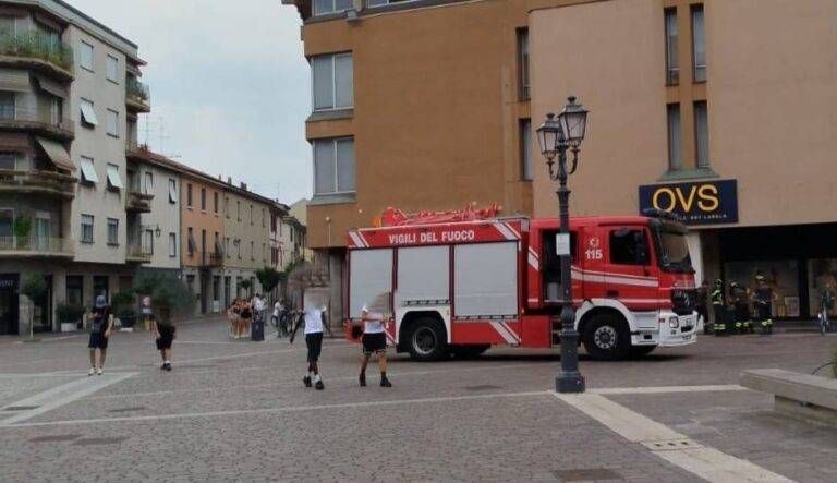 Fuoco in un cestino, pompieri in piazza Libertà a Saronno ddddd 768x443