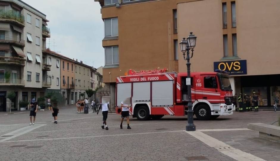 Fuoco in un cestino, pompieri in piazza Libertà a Saronno ddddd