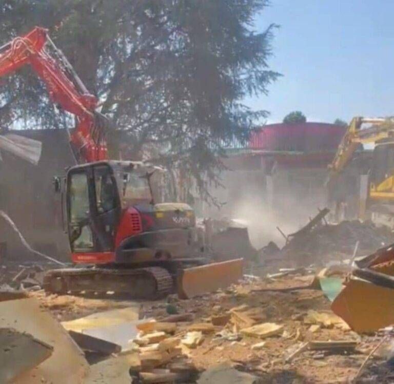 Scuola Primaria Gianni Rodari di Saronno, demolita la storica sede: a settembre l’apertura del nuovo edificio demolizione scuola saronno 768x748