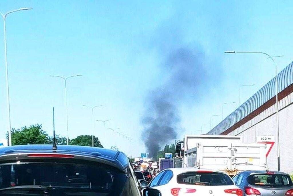 Furgone in fiamme tra Milano-Meda e Tangenziale Nord, traffico in tilt furgone fiamme paderno milano-Meda