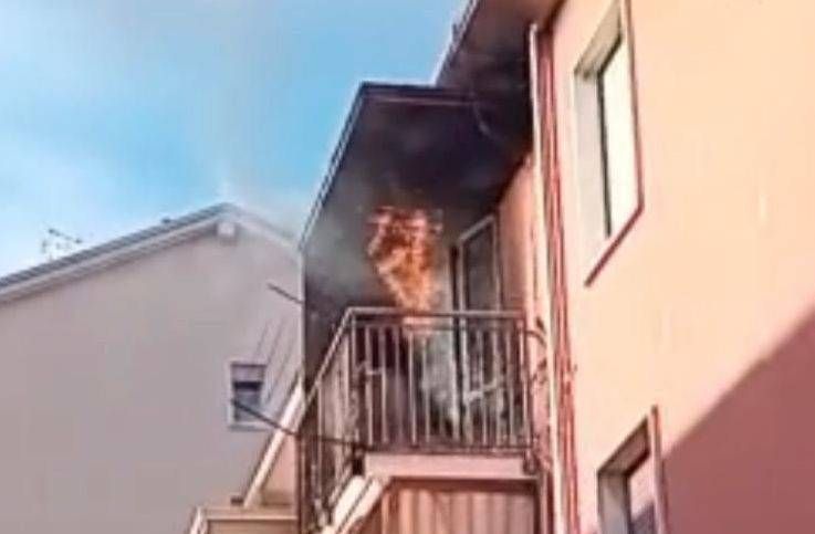Bollate, incendio in via Donadeo: strada chiusa e soccorsi sul posto bollate incendio soccorsi 1