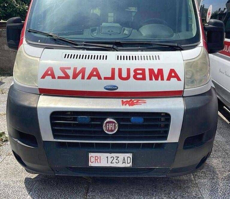 Ignoto vandalo danneggia un’ambulanza a Garbagnate vandalo danneggia ambulanza Garbagnate