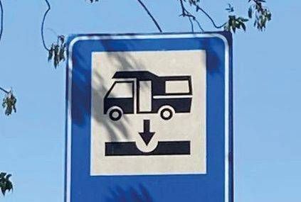 Bollate, wc dei camper, estate da incubo in piazza del mercato Bollate wc camper mercato