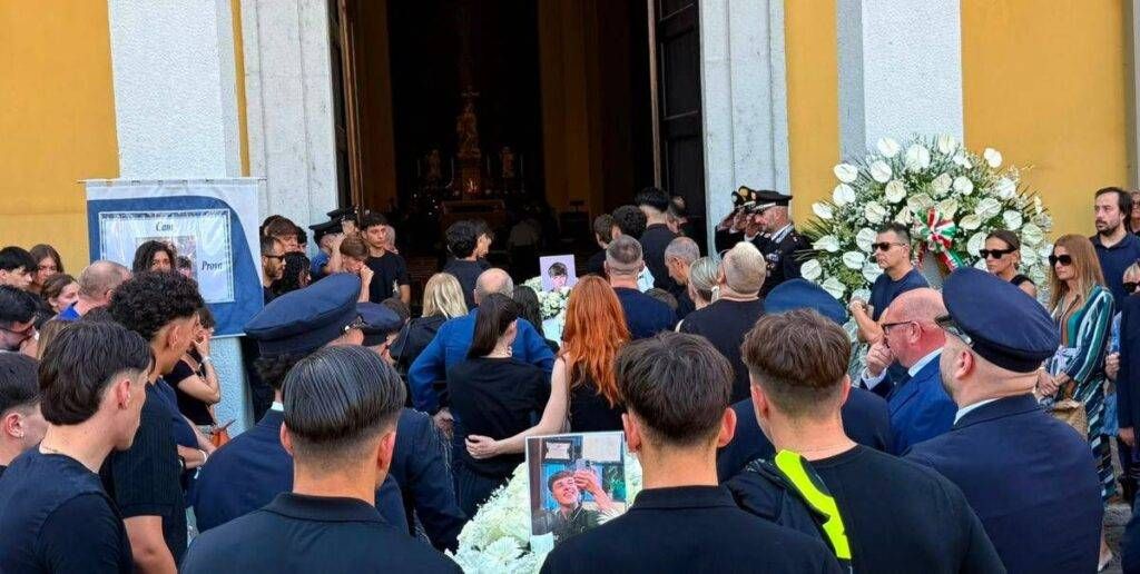 I funerali di Lorenzo, Riccardo e Camilla. Gli amici: “Siate prudenti, la vita può sfuggire in un attimo” funerali paderno
