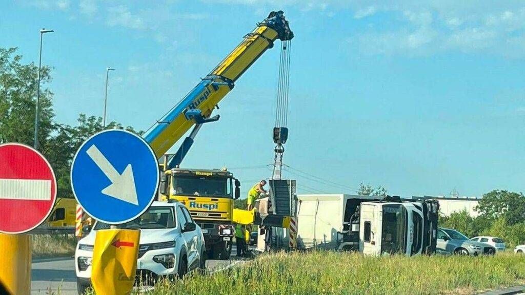 Garbagnate, camion ribaltato alla rotonda, traffico in tilt garbagnate camion rovesciato