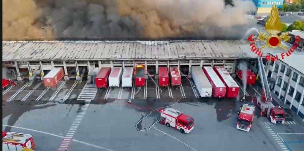 Incendio Brt nel quartiere Bovisa, situazione disastrosa, a fuoco deposito merci e container – VIDEO incendio Brt Bovisa