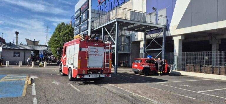 Paderno, principio d’incendio al Carrefour: clienti e personale evacuati Incendio Carrefour Paderno