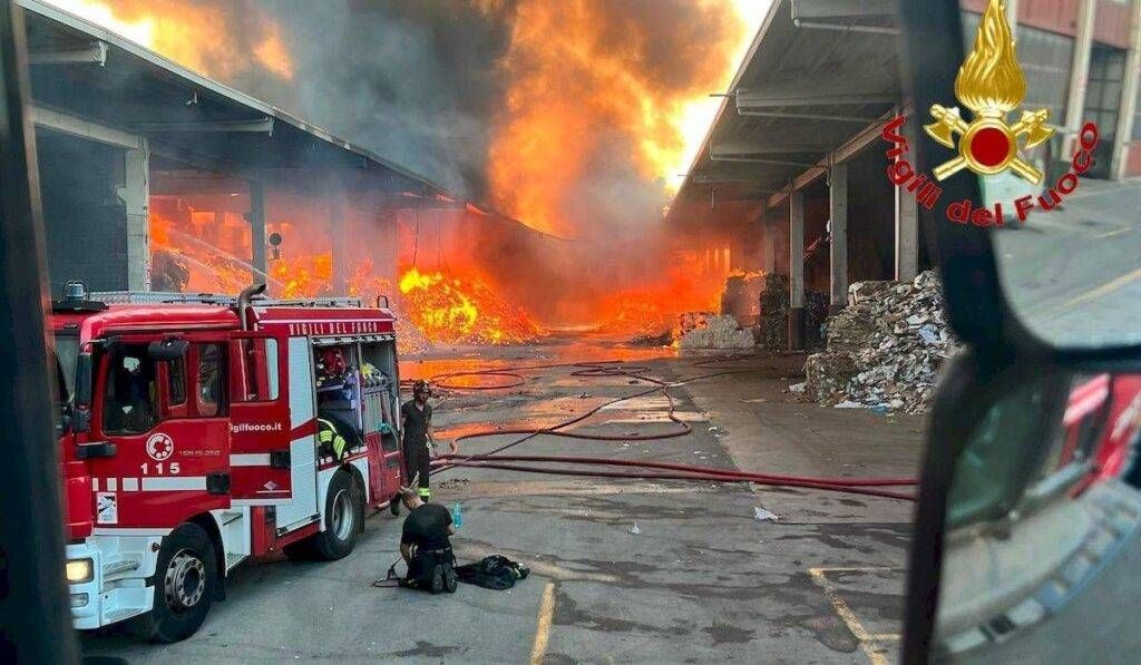 Incendio al deposito rifiuti di Novate Milanese: scatta l’ordinanza del sindaco incendio novate milanese