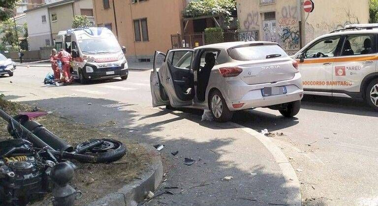 Novate Milanese, scontro tra auto e moto all’incrocio: 19enne sbalzato contro un palo, è in codice rosso incidente Novate Milanese