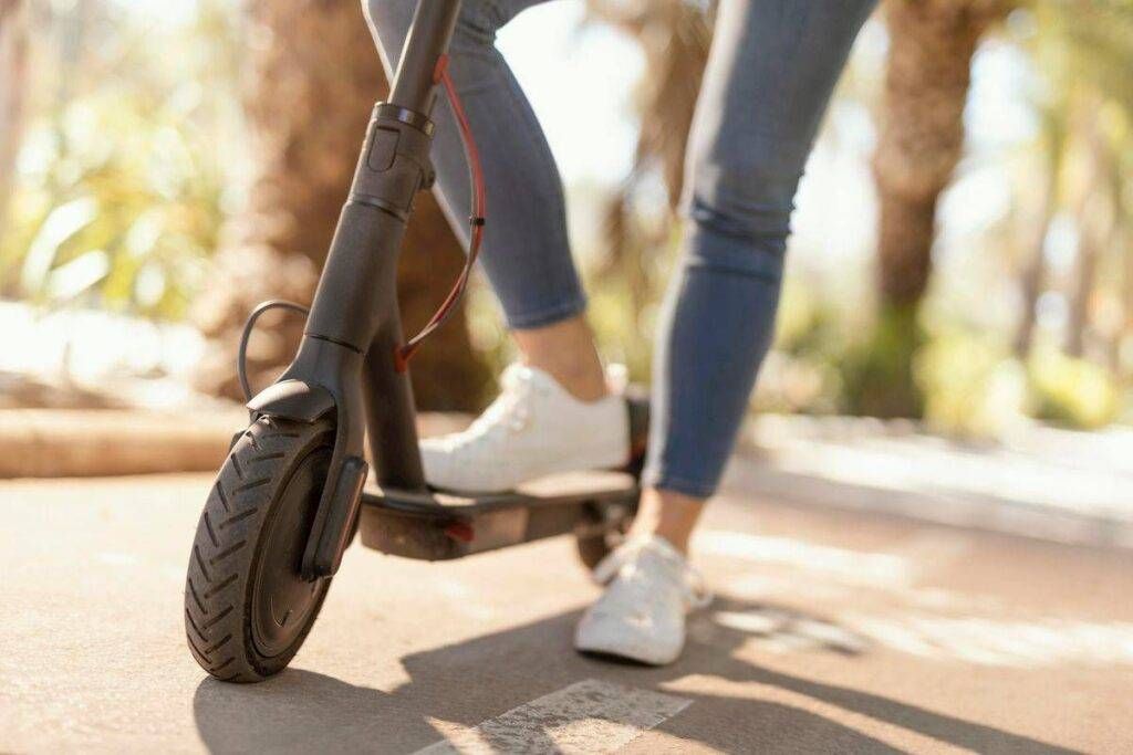 Monopattini, da oggi obbligatoria anche l’assicurazione, dopo casco e targa monopattino assicurazione