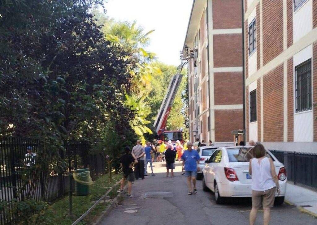 Novate, fiamme sul balcone: esplode il contatore Novate fiamme balcone contatore