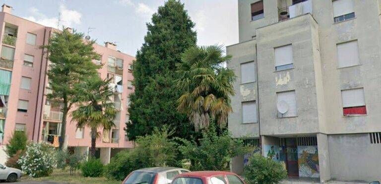 Rescaldina, bimbo di 5 anni cade dal quarto piano, vivo per miracolo Rescaldina bimbo cade
