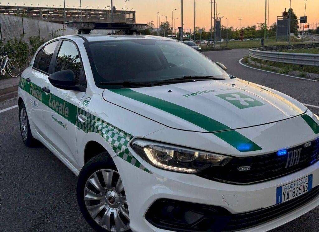 Rho Polizia locale furgone contromano