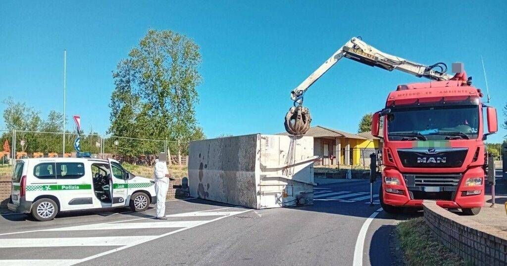 Perde un container in curva, tragedia sfiorata alla rotonda della Saronno-Monza Solaro via Vallone