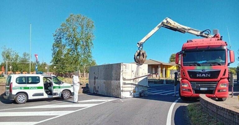 Perde un container in curva, tragedia sfiorata alla rotonda della Saronno-Monza Solaro via Vallone