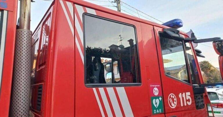 Solaro, scintille dal tetto di una villetta: intervengono i Vigili del fuoco Solaro scintille tetto villetta