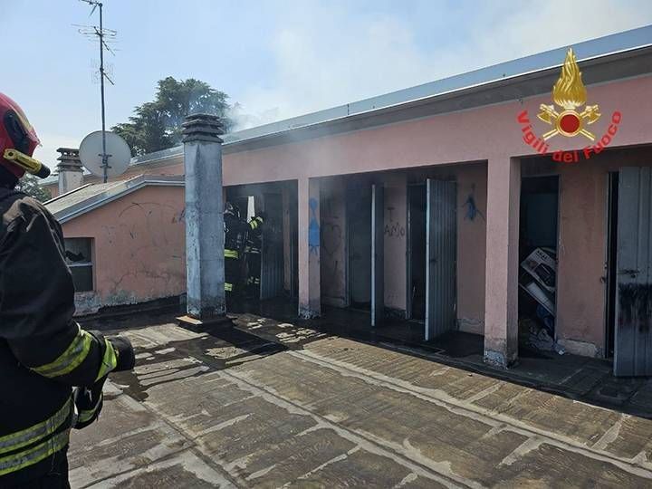 Fiamme sopra un condominio a Barlassina, evacuato l’intero edificio VVF