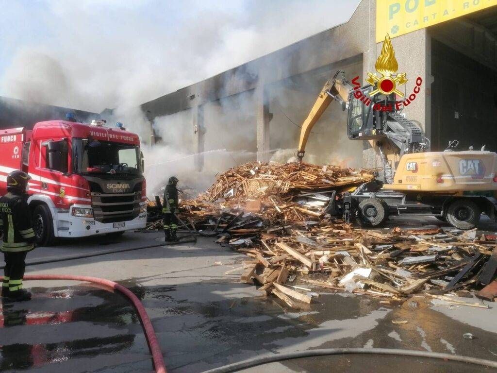 Brucia azienda di rifiuti a Cornaredo, allarme per il fumo nel Milanese WhatsApp Image 2026 07 11 atfffff 18.55.55 1 1024x768