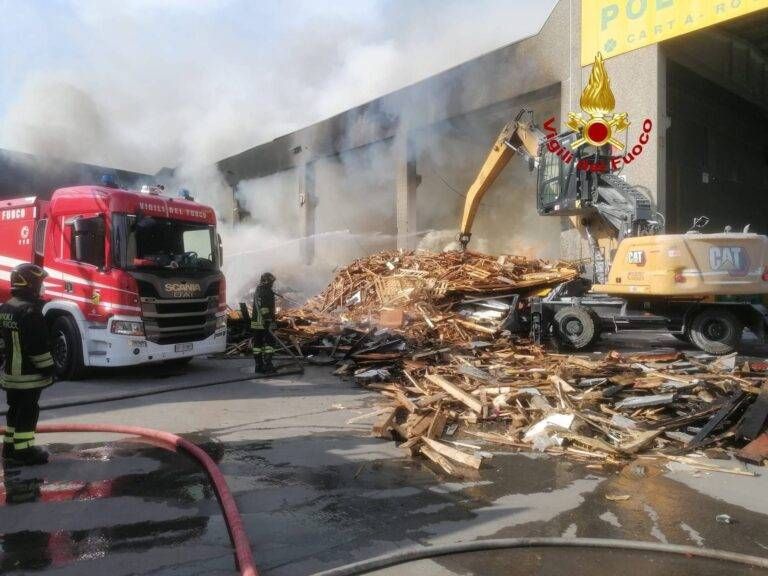 Brucia azienda di rifiuti a Cornaredo, allarme per il fumo nel Milanese WhatsApp Image 2026 07 11 atfffff 18.55.55 1 768x576