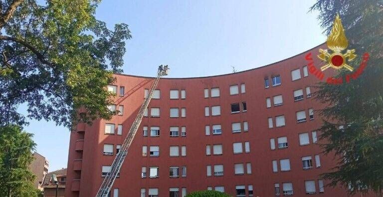Monza, incendio vicino all’ospedale San Gerardo: rogo sul tetto di un condominio, paura per la nube di fumo, nessun ferito Monza incendio