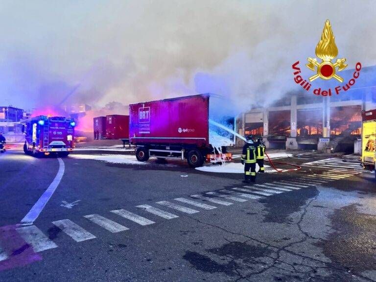 Incendio Brt a Milano Bovisa, finestre chiuse, evitare soste all’aperto e verdure coltivate in zona incendio brt