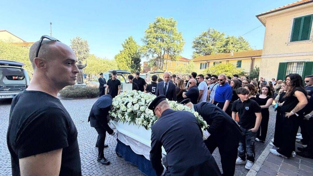 Paderno: i messaggi dei genitori ai funerali di Lorenzo, Riccardo e Camilla dddddddddddddddddddddddddddddd scaled 1 1024x576