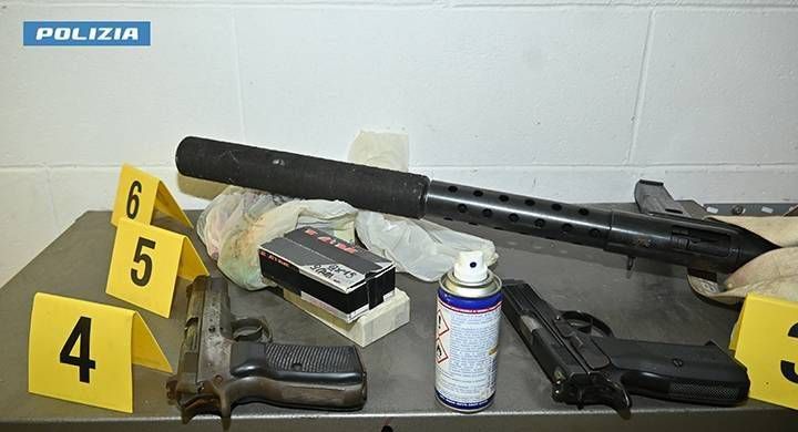 Nova Milanese, nel box auto nascondeva un arsenale e sette chili di droga: arrestato un 40enne foto 1 arresto armi e droga
