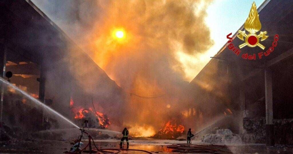Novate Milanese, dopo l’incendio A2A chiude via Curiel: ordinanza per motivi di sicurezza Incendio Novate Milanese