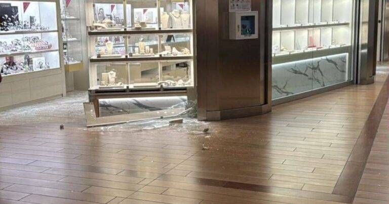Rho Center, rapina alla gioielleria del centro commerciale: fuga dei banditi dopo lo speronamento della volante della Polizia Rho rapina