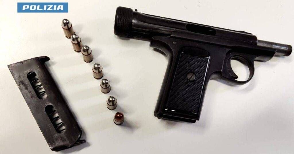Milano, minaccia un uomo con una pistola rubata e lo picchia: arrestato 37enne Milano arrestato