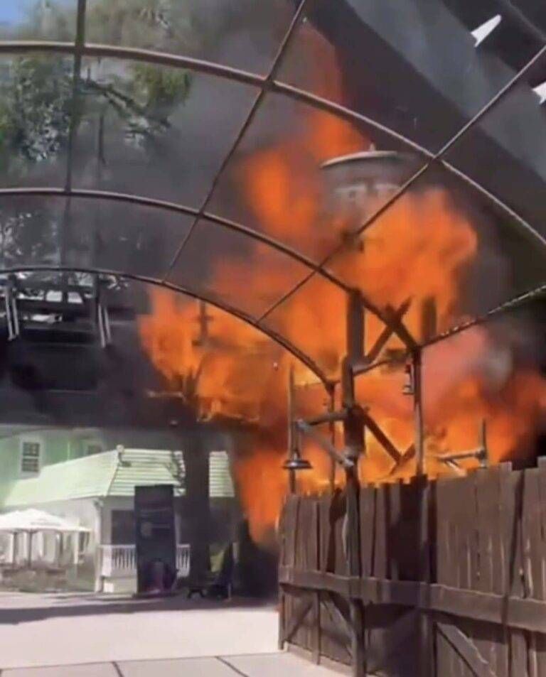 Incendio a Gardaland, fiamme nel Raptor: evacuata la zona Far West | VIDEO incendio gardaland 768x953