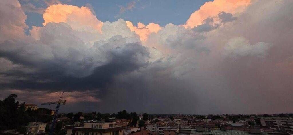 Maltempo, allerta gialla nel Nord Milano e in Brianza: temporali e raffiche di vento fino a 90 km/h photo 2026 07 20 19 58 44 1024x473