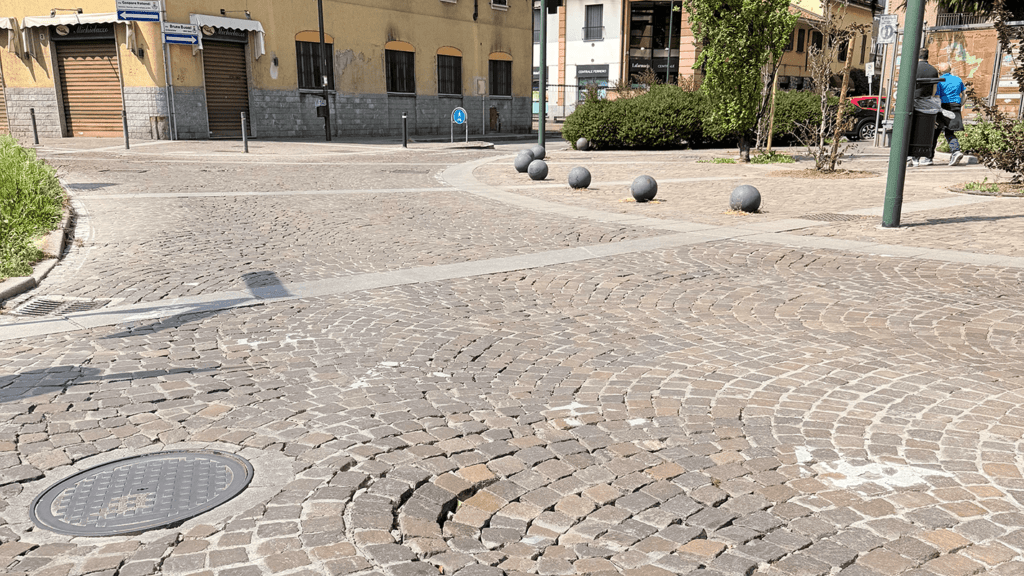 Paderno, piazza Matteotti chiusa per una settimana: via il pavé, arriva l’asfalto piazza matteotti paderno 1024x576