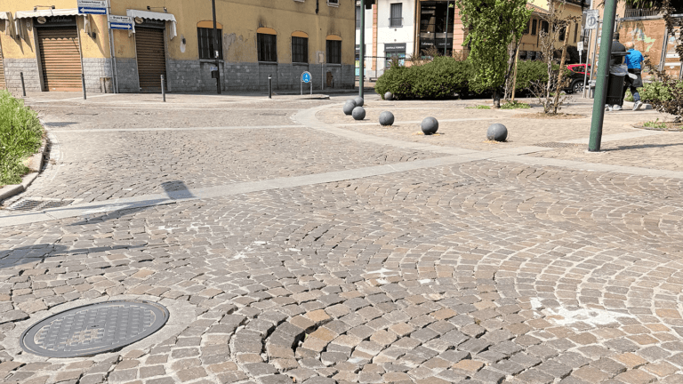 Paderno, piazza Matteotti chiusa per una settimana: via il pavé, arriva l’asfalto piazza matteotti paderno 768x432