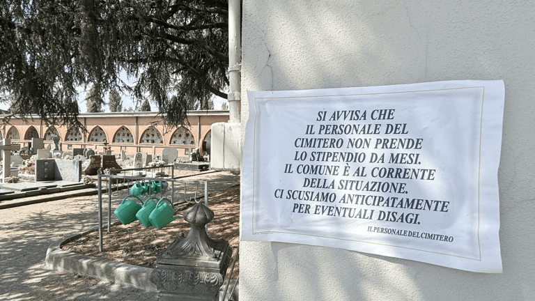 Paderno, i 7 lavoratori dei cimiteri in protesta: “Senza stipendi da mesi” protesta cimiteri paderno 768x432