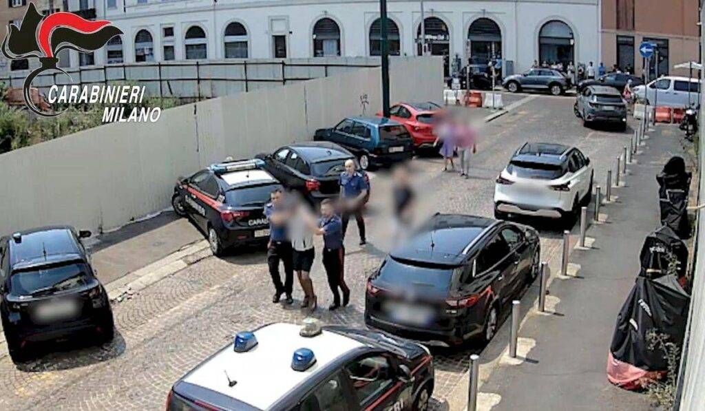 Milano, rapina sotto le telecamere dei carabinieri, arresto “in diretta” | VIDEO rapina diretta carabinieri