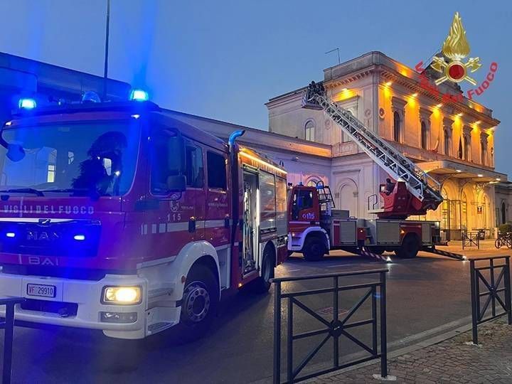 Monza, incendio in un ufficio nella stazione ferroviaria: Vigili del fuoco in azione 6044130686676963171 121