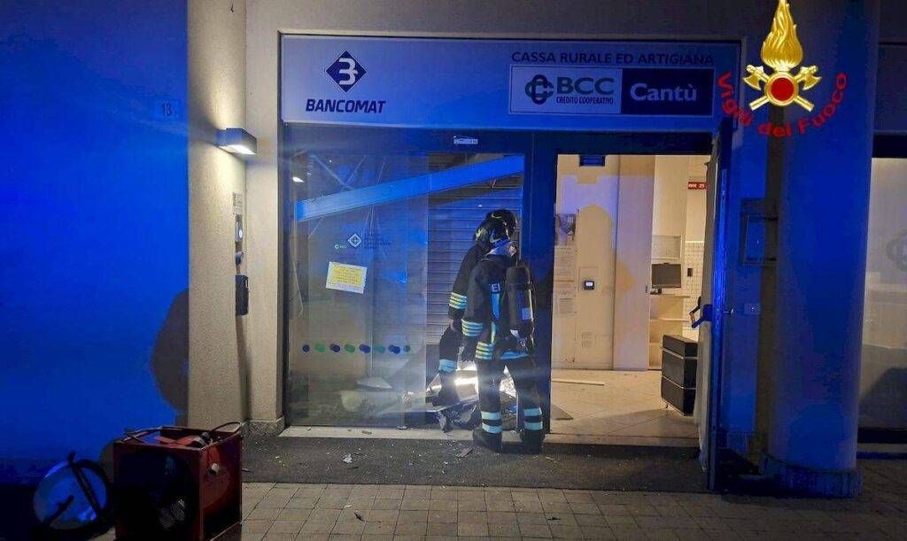 Nuovo colpo della banda del Bancomat, esplosione nella notte a Carugo, nel Comasco esplosione bancomat carugo