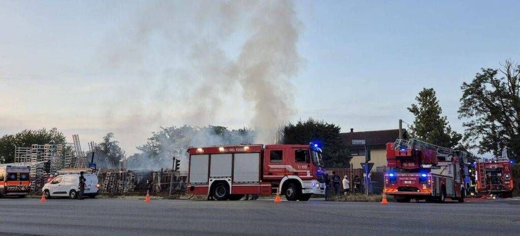 Incendio a Rho, fumo visibile anche a Bollate, Arese e Paderno Dugnano – VIDEO incendio scale rho