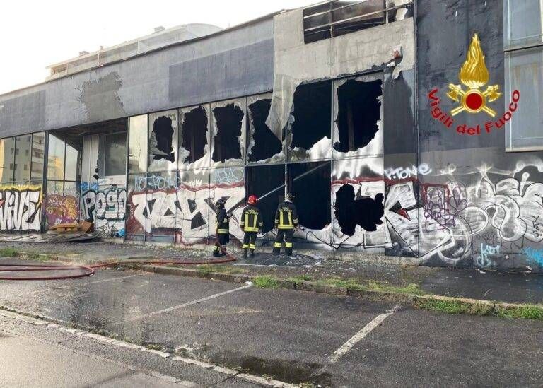 Incendio in un capannone alla Barona di Milano WhatsApp Image 2026 08 04 at 20.06.43 2 768x549