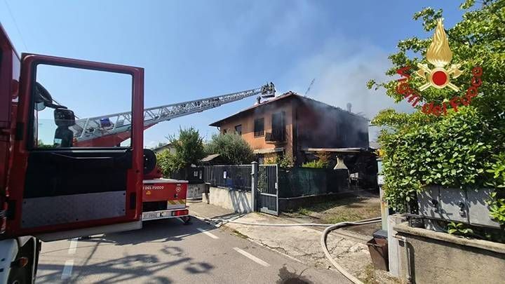 Fino Mornasco, incendio in una villetta bifamiliare: evacuate due famiglie | VIDEO WhatsApp Image 2026 08 08 at 19.27.37