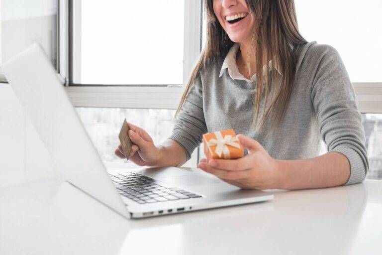 Come fare acquisti online spendendo meno: le abitudini dei consumatori più attenti acquisti on line 768x512
