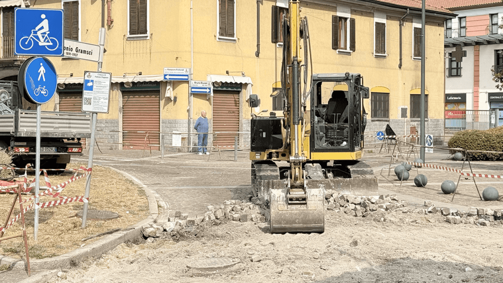 Paderno, piazza Matteotti chiusa per lavori: anziano devia in auto nei portici asfaltatura piazza matteotti paderno 1024x576